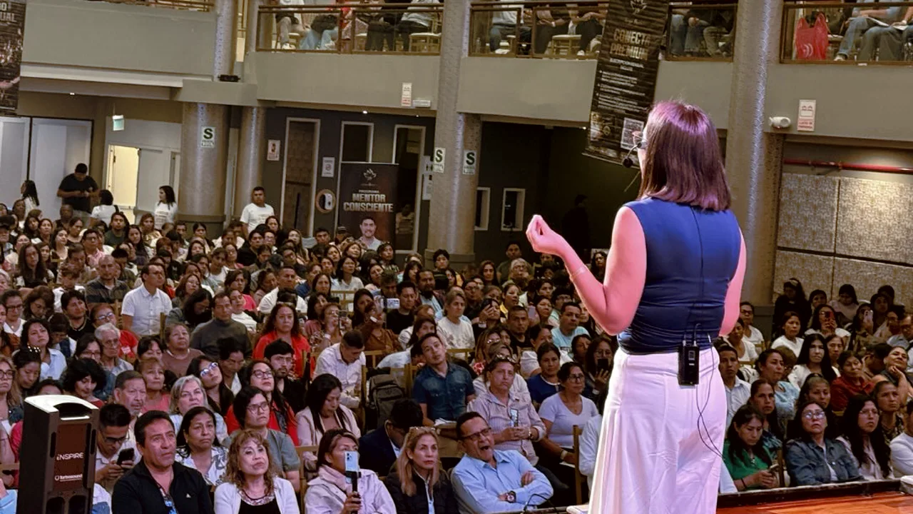 Reyna Ana en el escenario de uno de sus eventos, ante una sala llena.
